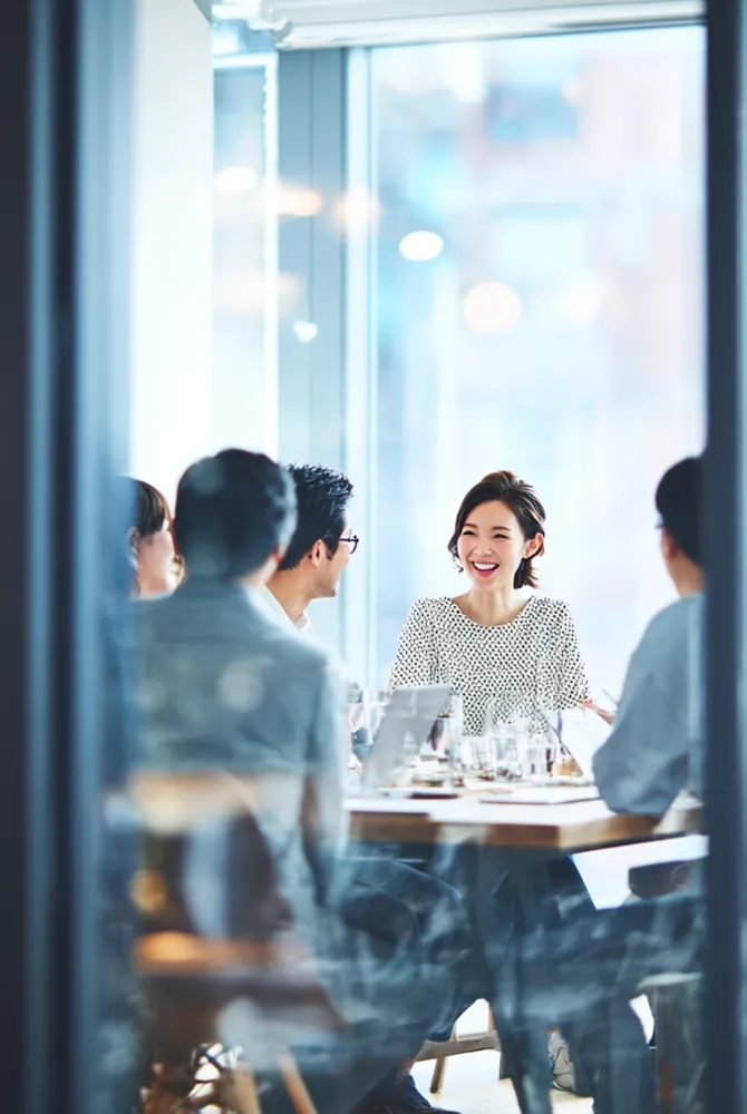 会議中の社員のイメージ