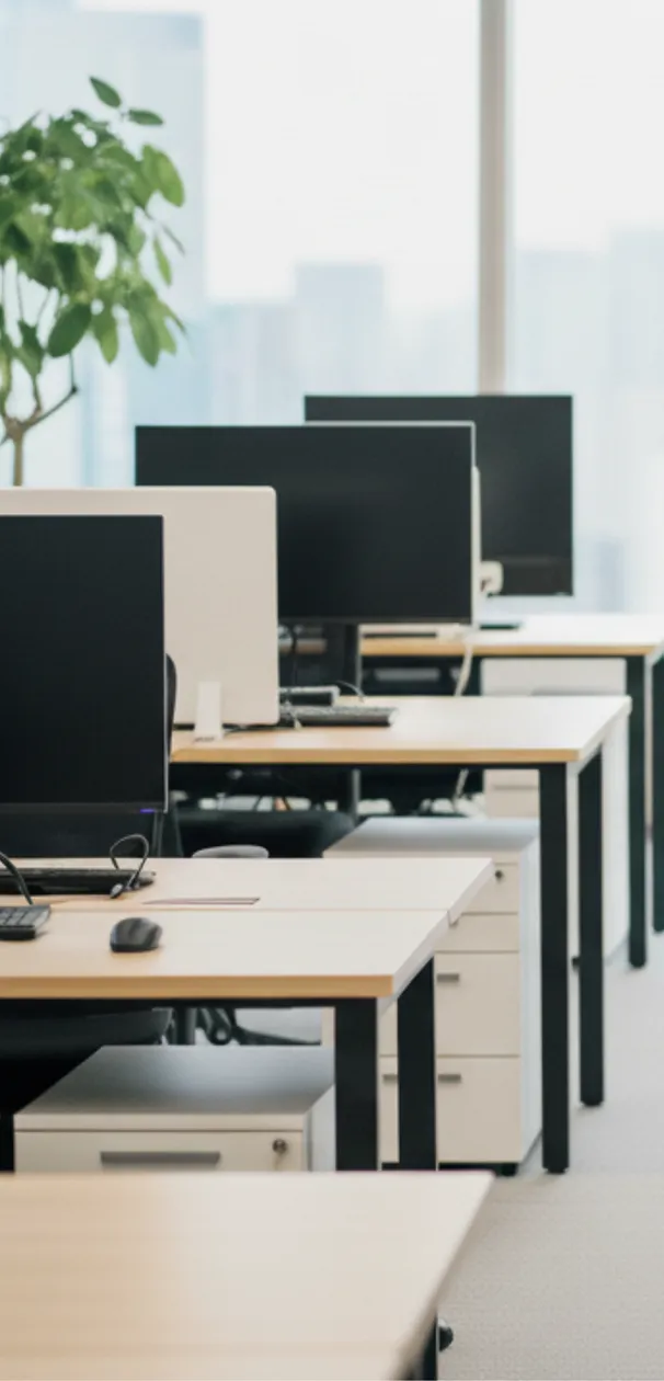 綺麗に整列されたオフィスのデスクの様子